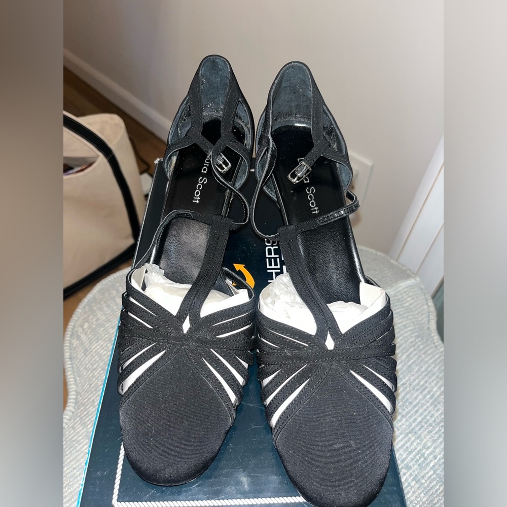 Laura Scott closed toe 1 inch heel